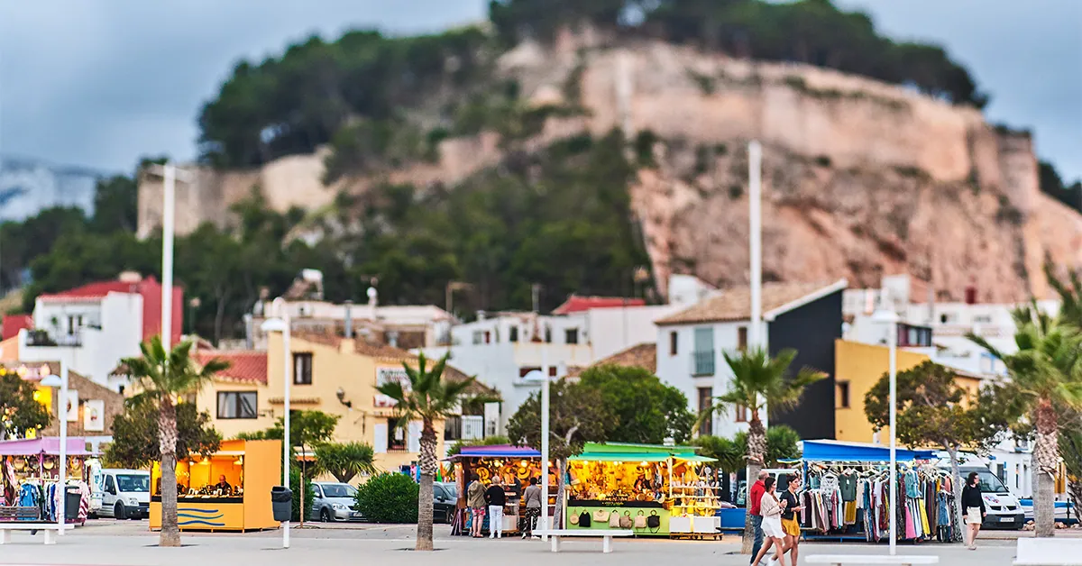 Grupa ludzi idących ulicą