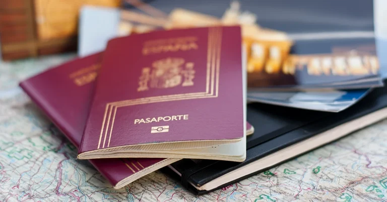 The photo shows Spanish passports – the Spanish golden visa.