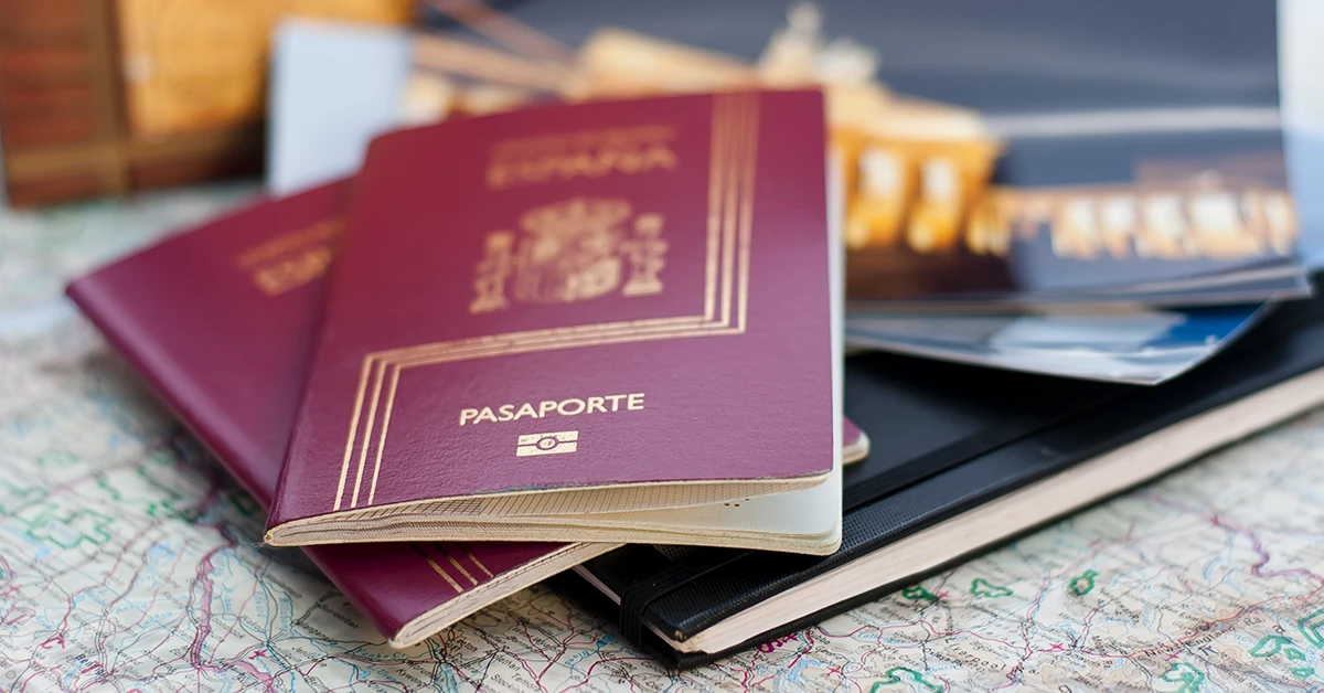 The photo shows Spanish passports – the Spanish golden visa.