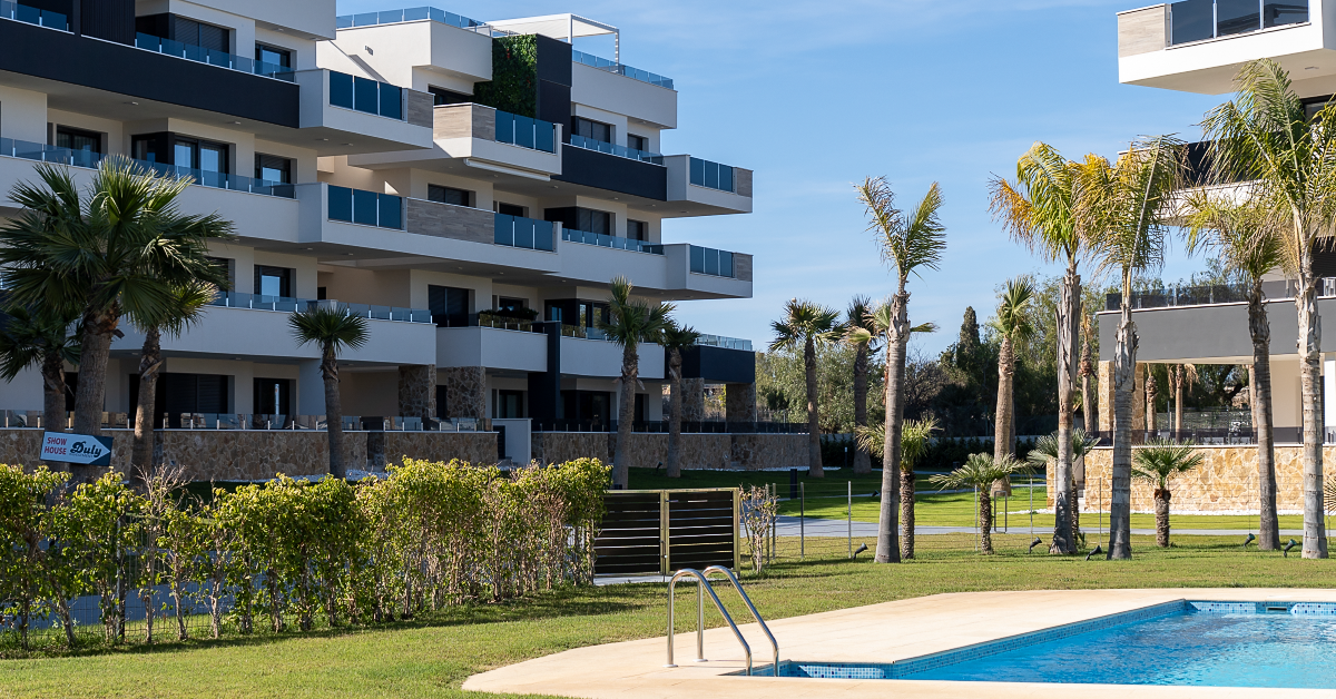 Luxury block with a swimming pool