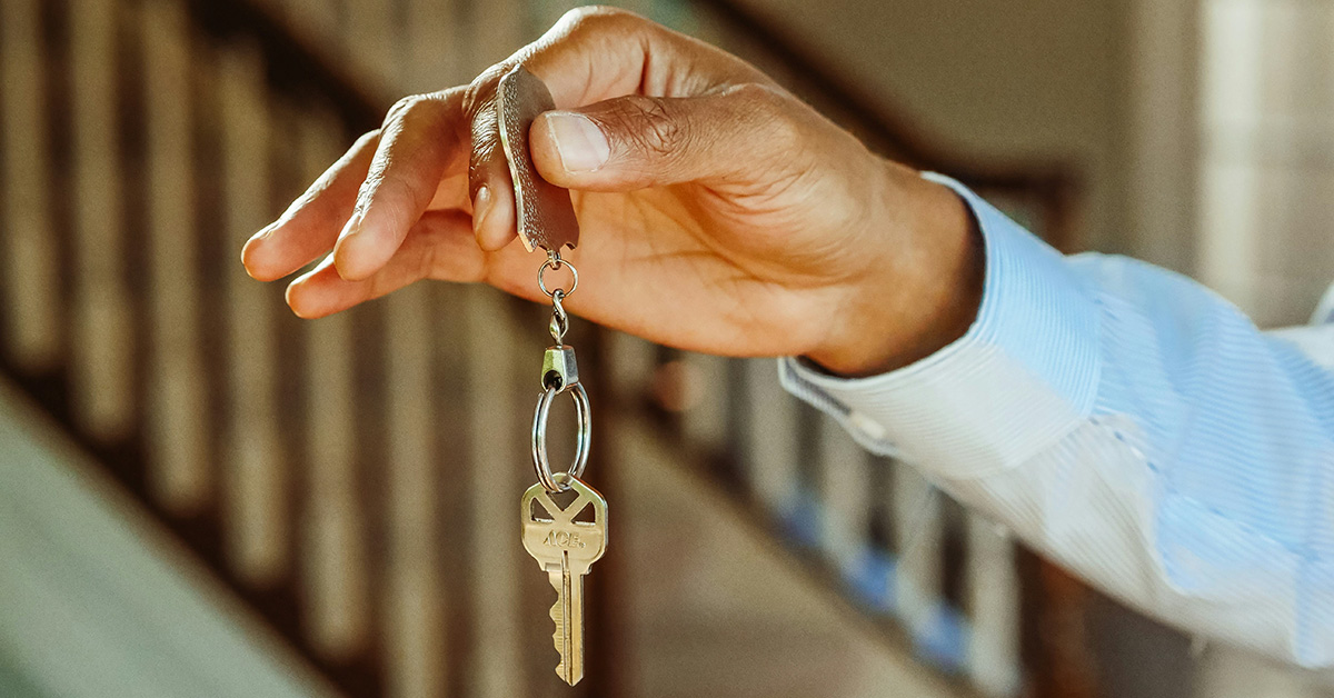 The man holds the keys to hand over to the next tenant.