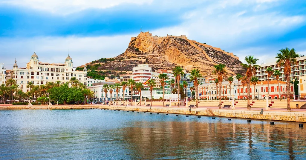 The city, the sea and the hill in Alicante