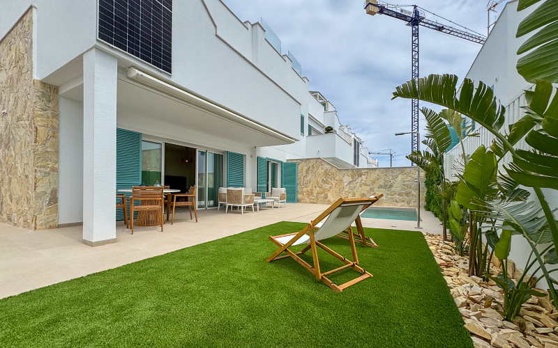 Investment property with garden in Torre de la Horadada